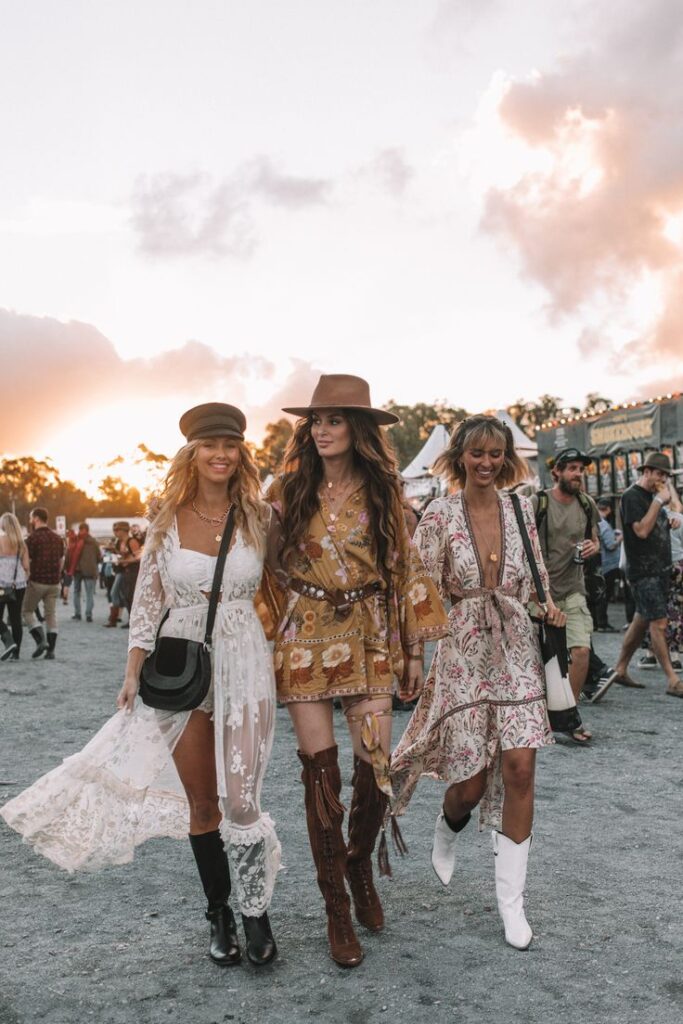 3 fete la festival pe plaja imbracate cu tinute cool si la moda in 2024 