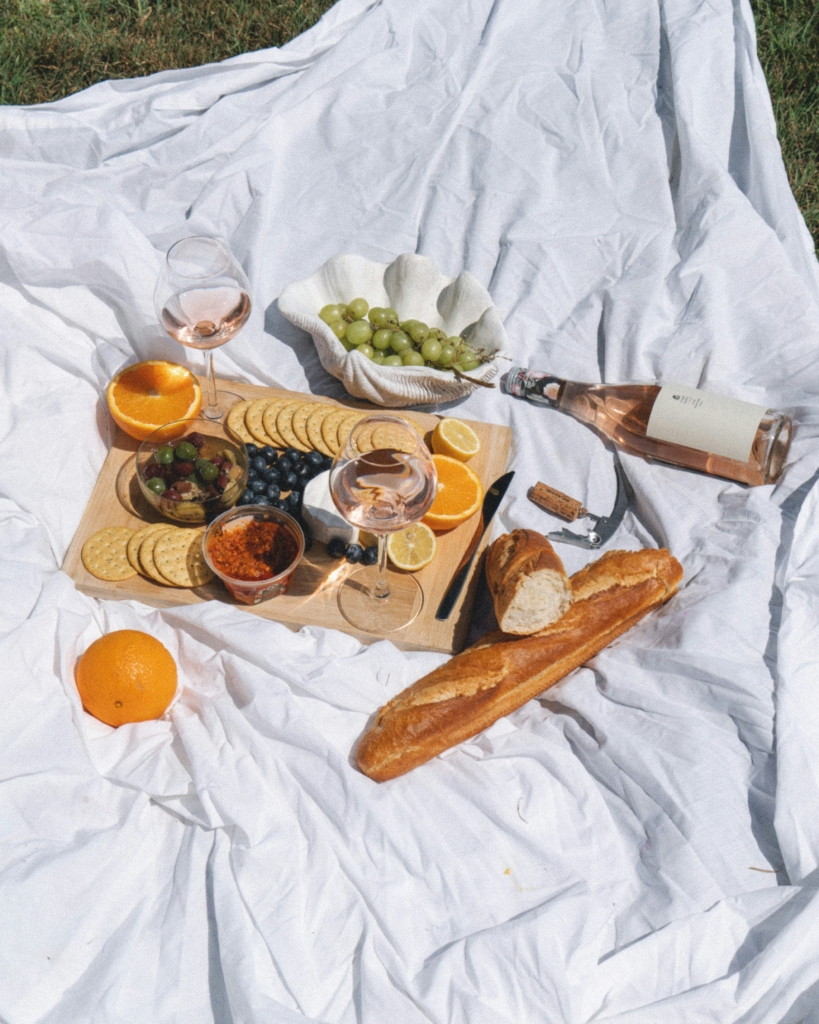 Picnic lângă cascada pe iarbă verde, peste o pătură sau un cearșaf alb, alături de o sticlă de vin, o baghetă, biscuiți, brânzeturi și fructe, este platoul ideal pentru relaxare.