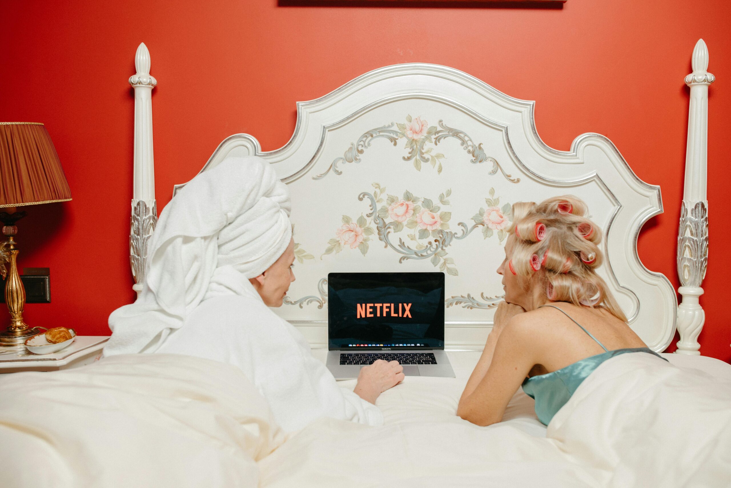 doua fete care se uita pe netflix