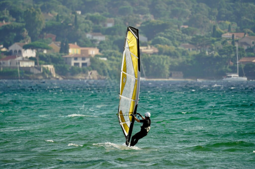 Windsurfing-ul este un sport nautic în care te deplasezi pe water-boarding utilizând o tiki și o pânză pentru a te propulsa și controla direcția.