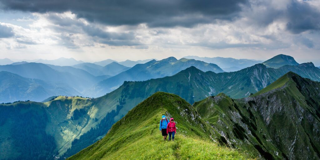 5 trasee ușoare de vară pentru drumeții montane în România - YOOP