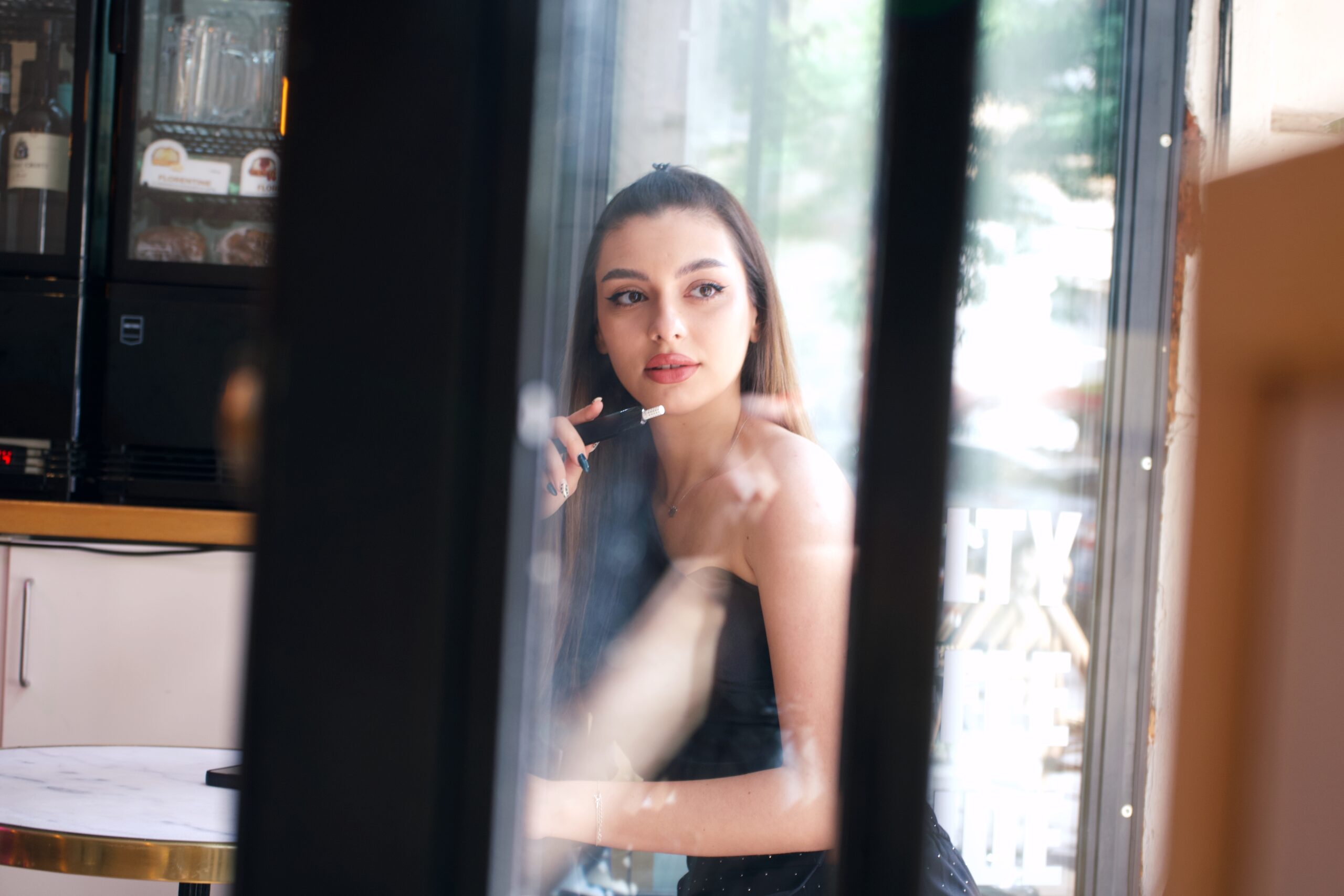 O tipa care se relaxeaza in timp ce vapeaza CBD
